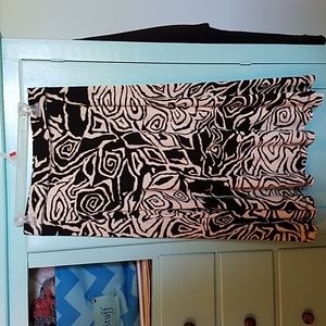 Chico's Travelers skirt size 1 black and creamy white